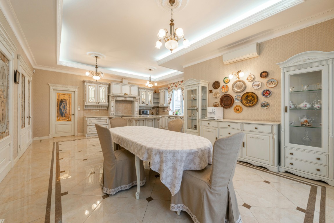 Ultra-Luxury Penthouse at The Residences - Image 3